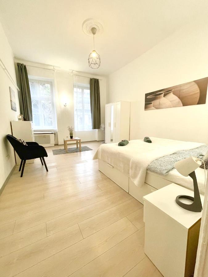 White Apartment Near The Famous New York Cafe Budapest Exterior foto